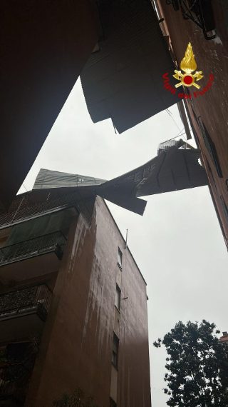 Lamiere e coperture divelte dal vento.