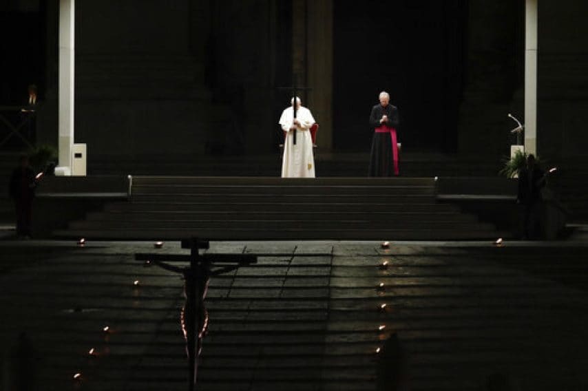 Papa Francesco presiede la cerimonia della Via Crucis in Piazza San Pietro, vuota di fedeli a seguito del divieto di assembramento imposto in Italia per contenere il contagio da COVID-19 nel 2020