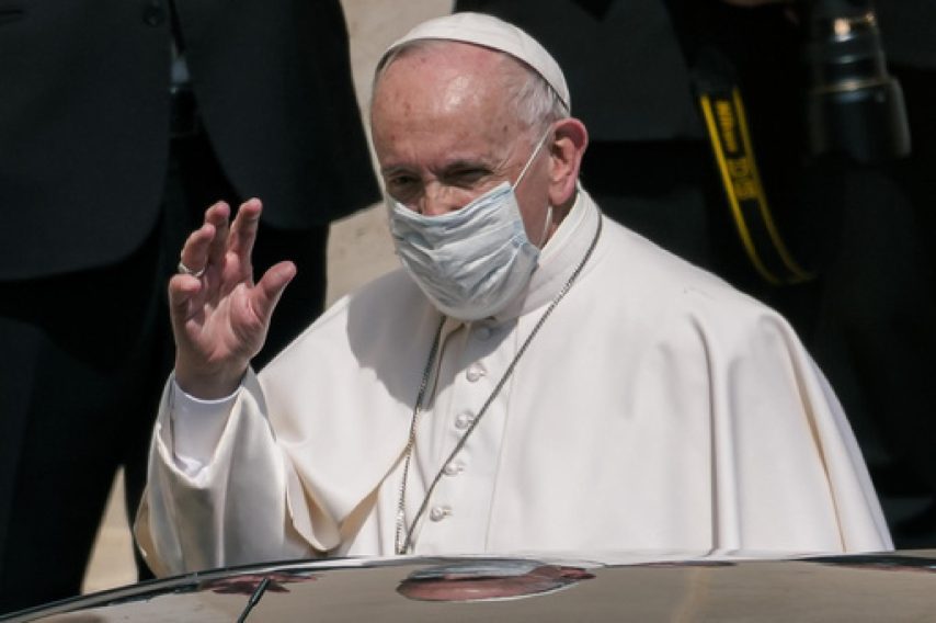 Papa Francesco con una mascherina contro il COVID-19 lascia l'udienza generale settimanale nel cortile di San Damaso in Vaticano, mercoledì 16 giugno 2021