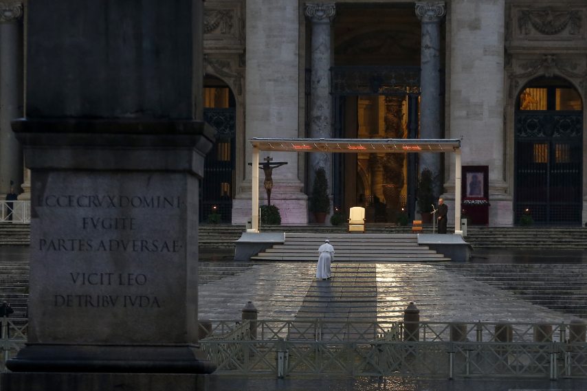 Papa Francesco prega per la fine della pandemia da solo in piazza San Pietro nel 2020, periodo del lockdown contro il contagio da Covid-19