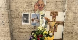 Un piccolo altare vicino a San Pietro per lasciare disegni e fiori per Papa Francesco: l'idea di alcuni fedeli