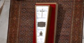 Le foto della chiusura della bara di Papa Francesco