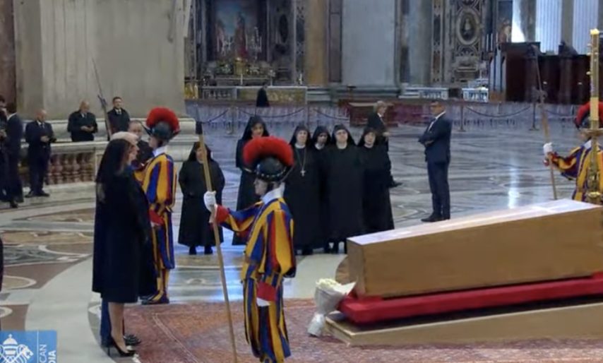 Il presidente degli Stati Uniti Donald Trump si è fermato pochi minuti prima di entrare in piazza San Pietro davanti la salma di Papa Francesco
