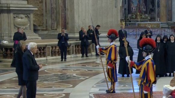 Il presidente Sergio Mattarella si è fermato pochi minuti prima di entrare in piazza San Pietro davanti la salma di Papa Francesco
