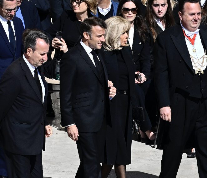 Il presidente francese Emmanuel Macron con la moglie Brigitte Macron