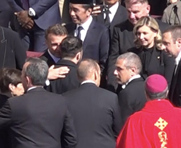 L'incontro sul sagrato di San Pietro tra il presidente francese Macron e Zelensky
