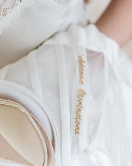 Il dettaglio nascosto nel primo abito