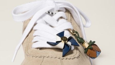 Charming shoes: sneaker e sandali con charm per l'estate 2025