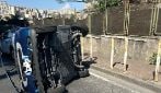 Incidente a Napoli, Smart si ribalta in via Tasso, c'è un ferito
