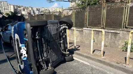 Incidente a Napoli, Smart si ribalta in via Tasso, c'è un ferito