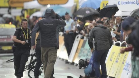 Tifoso si presenta in bici sul traguardo del Tour: la bravata finisce malissimo