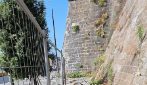 Oltre 5 tonnellate di rifiuti sotto le mura del Maschio Angioino a Napoli