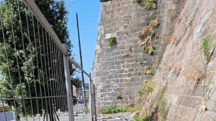 Oltre 5 tonnellate di rifiuti sotto le mura del Maschio Angioino a Napoli