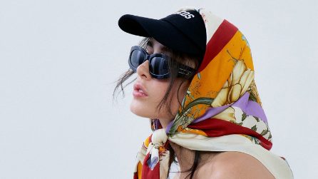 Fazzoletti e foulard da indossare in testa, il nuovo trend per l'estate 2025