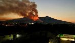 Incendio sul Vesuvio, vegetazione distrutta e case minacciate dalle fiamme