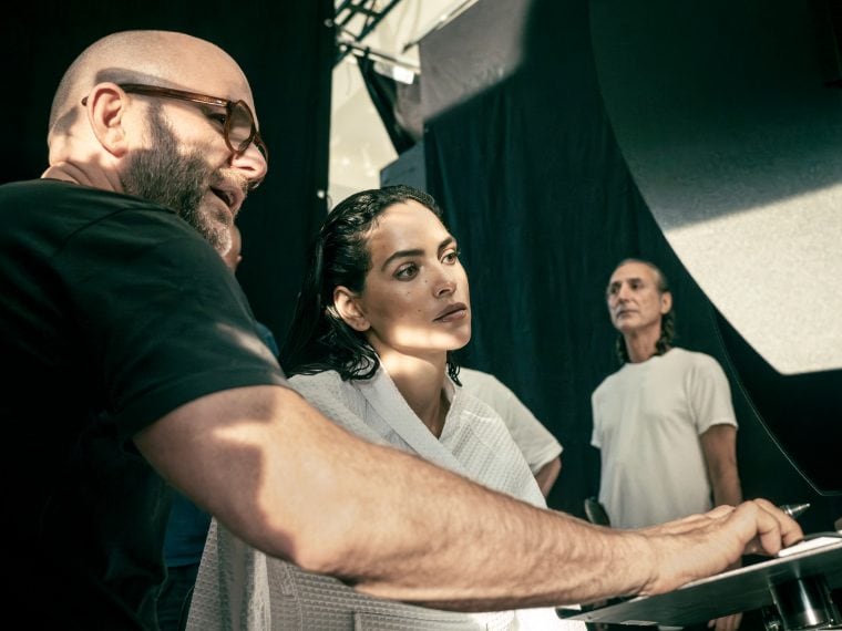 Dal backstage del Calendario Pirelli 2026 di Sølve Sundsbø, foto di Alessandro Scotti
