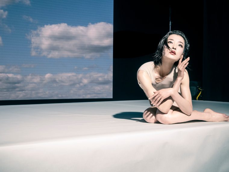 Dal backstage del Calendario Pirelli 2026 di Sølve Sundsbø, foto di Alessandro Scotti