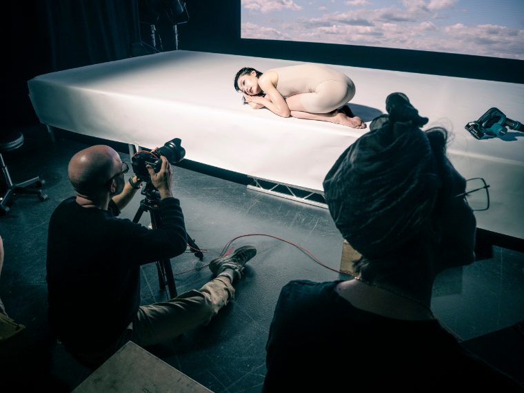 Dal backstage del Calendario Pirelli 2026 di Sølve Sundsbø, foto di Alessandro Scotti