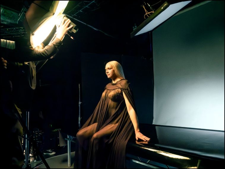 Dal backstage del Calendario Pirelli 2026 di Sølve Sundsbø, foto di Alessandro Scotti