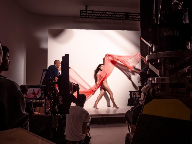 Dal backstage del Calendario Pirelli 2026 di Sølve Sundsbø, foto di Alessandro Scotti
