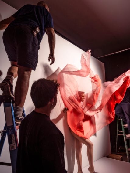 Dal backstage del Calendario Pirelli 2026 di Sølve Sundsbø, foto di Alessandro Scotti