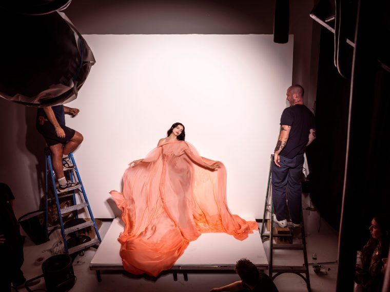 Dal backstage del Calendario Pirelli 2026 di Sølve Sundsbø, foto di Alessandro Scotti