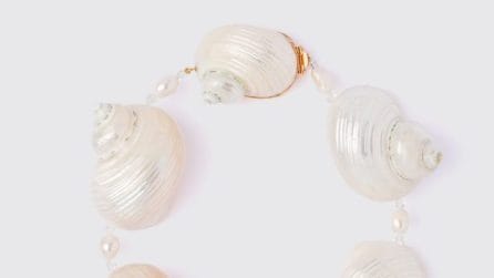 Conchiglie su borse e bijoux: i modelli di tendenza per l'estate 2025