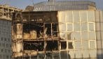 Incendio al Centro Direzionale di Napoli, distrutti dalle fiamme due piani di un grattacielo