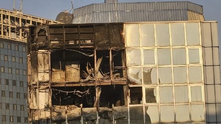 Incendio al Centro Direzionale di Napoli, distrutti dalle fiamme due piani di un grattacielo