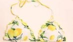 I bikini-frutta sono il must dell'estate 2025: i modelli di tendenza