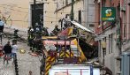 Le immagini del deragliamento della funicolare in centro a Lisbona: 15 morti