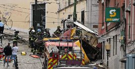 Le immagini del deragliamento della funicolare in centro a Lisbona: 15 morti
