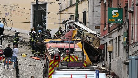 Le immagini del deragliamento della funicolare in centro a Lisbona: 15 morti