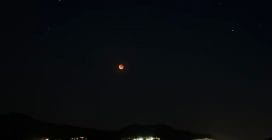 Eclissi di Luna in Italia, le spettacolari immagini da nord a sud