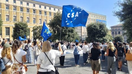 Napoli, protesta con centinaia di maestre in piazza Municipio
