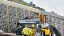 Treno merci si schianta contro autobus in Messico: 10 morti