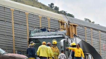 Treno merci si schianta contro autobus in Messico: 10 morti