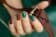 Manicure bicolor marrone e verde