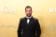 Noah Wyle in Balenciaga con gioielli Cartier
