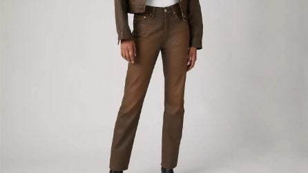 I pantaloni color caffè da avere nell'autunno 2025