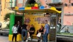 A Napoli la pensilina bus della Lego: sorpresa in via Toledo e piazza Carità