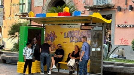 A Napoli la pensilina bus della Lego: sorpresa in via Toledo e piazza Carità