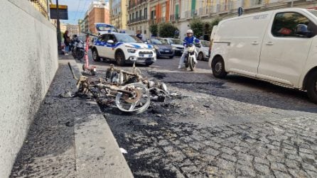 Incendio a Napoli, scooter in fiamme a piazza Municipio: traffico impazzito al centro storico