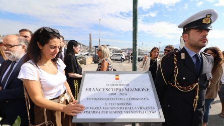 "Francesco Pio Maimone è un martire di Napoli" lacrime alla cerimonia della targa per il 18enne ucciso a Mergellina