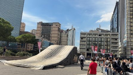 Le moto acrobatiche volano al Centro Direzionale di Napoli: show all'Overdrive Festival