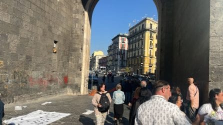 Ragazza stuprata a Napoli, sit-in a Porta Capuana: lenzuola bianche contro la violenza sulle donne