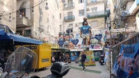 A Largo Maradona ai Quartieri Spagnoli i vigili sequestrano e bloccano le bancarelle