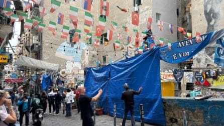 Chiuso Largo Maradona ai Quartieri Spagnoli, coperto per protesta il murale di Diego