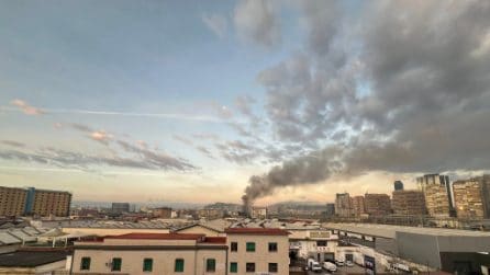 Esplosione e incendio a Napoli: a fuoco magazzino