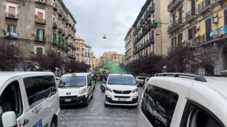 Sciopero dei taxi a Napoli, corteo con auto bianche e fumogeni in centro